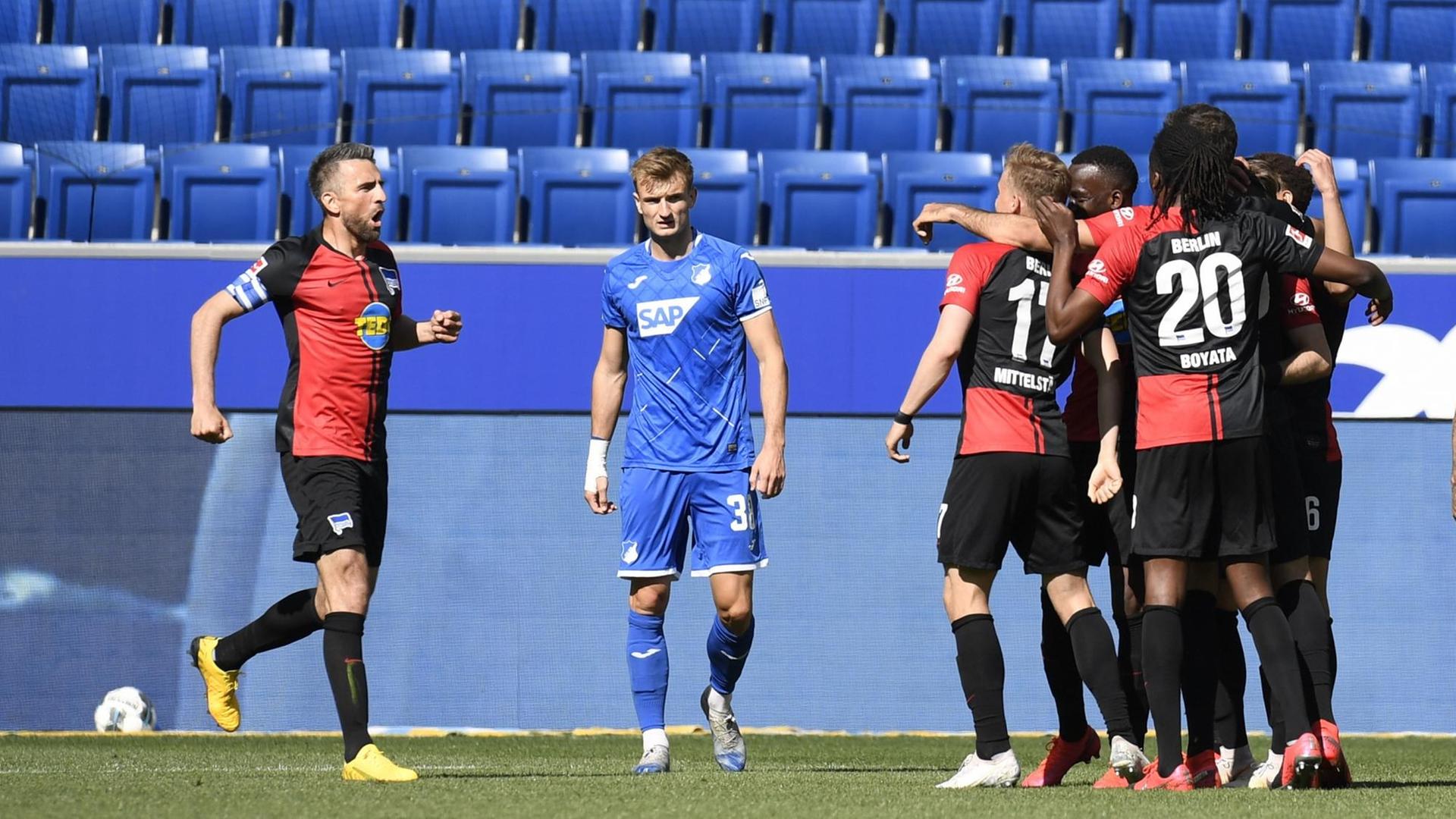 Berliner Spieler jubeln über ein Tor gegen Hoffenheim Berliner Spieler jubeln über ein Tor gegen Hoffenheim