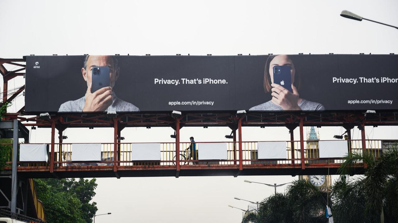 "Privacy. That's iPhone." steht auf einem Apple-Werbepla...</p>

                        <a href=