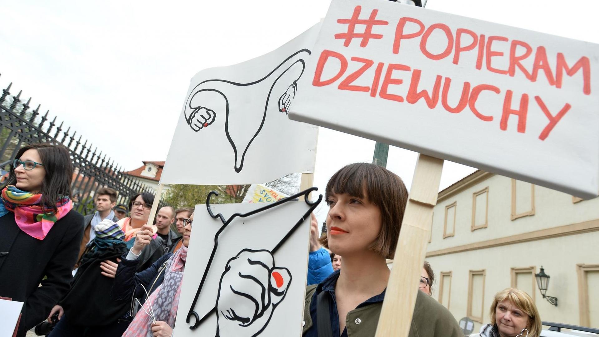 In Tschechien demonstrierten bereits Frauenorganisationen vor der polnischen Botschaft In Tschechien demonstrierten bereits Frauenorganisationen vor der polnischen Botschaft