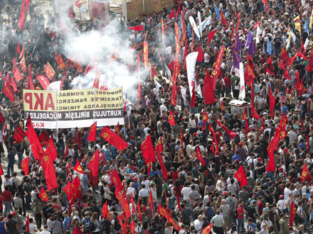 Tausende Menschen versammelten sich heute in Istanbul