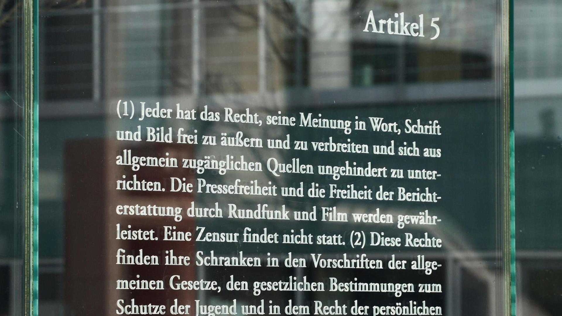 Der Artikel 5 des Grundgesetzes zur Pressefreiheit und zur Meinungsfreiheit steht auf einer Platte aus Glas Der Artikel 5 des Grundgesetzes zur Pressefreiheit und zur Meinungsfreiheit steht auf einer Platte aus Glas