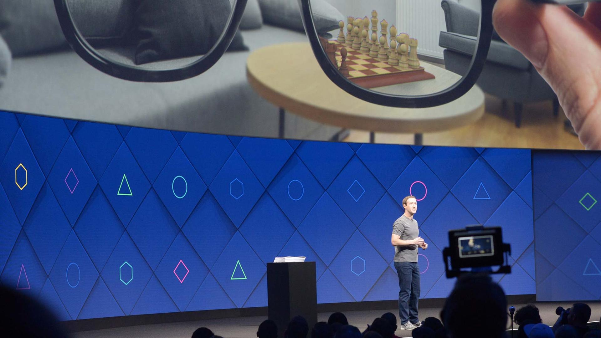 Der Gründer von Facebook, Mark Zuckerberg, spricht am 18.04.2017 in San Jose, Kalifornien (USA), zur Eröffnung der jährlichen Facebook-Entwicklerkonferenz F8. Er kündigte eine neue Plattform rund um die sogenannte "erweiterte Realität" an, bei der virtuelle Objekte in die reale Umgebung integriert werden. Der Gründer von Facebook, Mark Zuckerberg, spricht am 18.04.2017 in San Jose, Kalifornien (USA), zur Eröffnung der jährlichen Facebook-Entwicklerkonferenz F8. Er kündigte eine neue Plattform rund um die sogenannte "erweiterte Realität" an, bei der virtuelle Objekte in die reale Umgebung integriert werden.