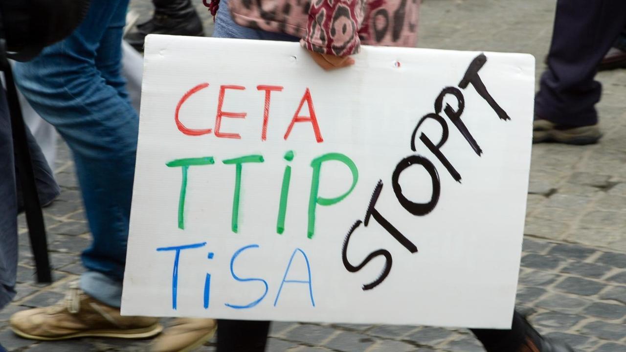 Eine Demonstration gegen die Handels- und Dienstleistungsabkommen TTIP, CETA und TISA. Eine Demonstration gegen die Handels- und Dienstleistungsabkommen TTIP, CETA und TISA.