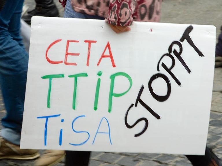 Eine Demonstration gegen die Handels- und Dienstleistungsabkommen TTIP, CETA und TISA.