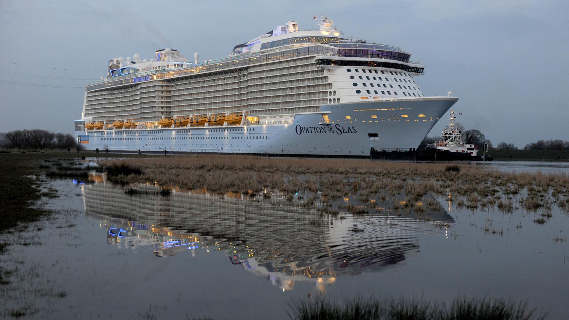 Die "Ovation of the Seas" auf der Ems Die "Ovation of the Seas" auf der Ems