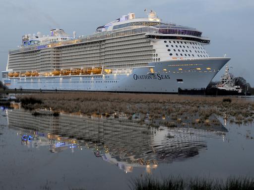 Die "Ovation of the Seas" auf der Ems