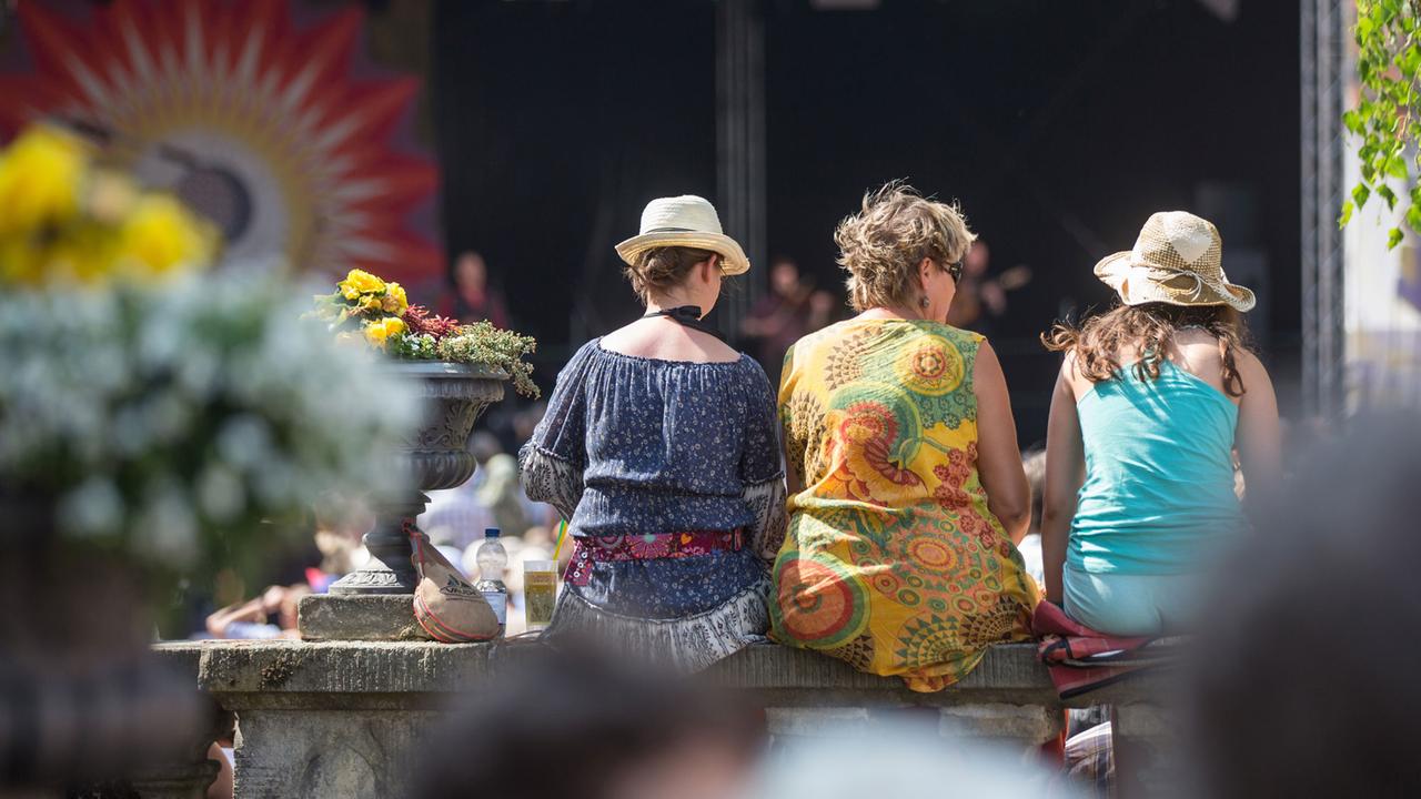 Besucher verfolgen das Programm beim Folk-Festival in Rudolstadt auf der Heidecksburg. Besucher verfolgen das Programm beim Folk-Festival in Rudolstadt auf der Heidecksburg.