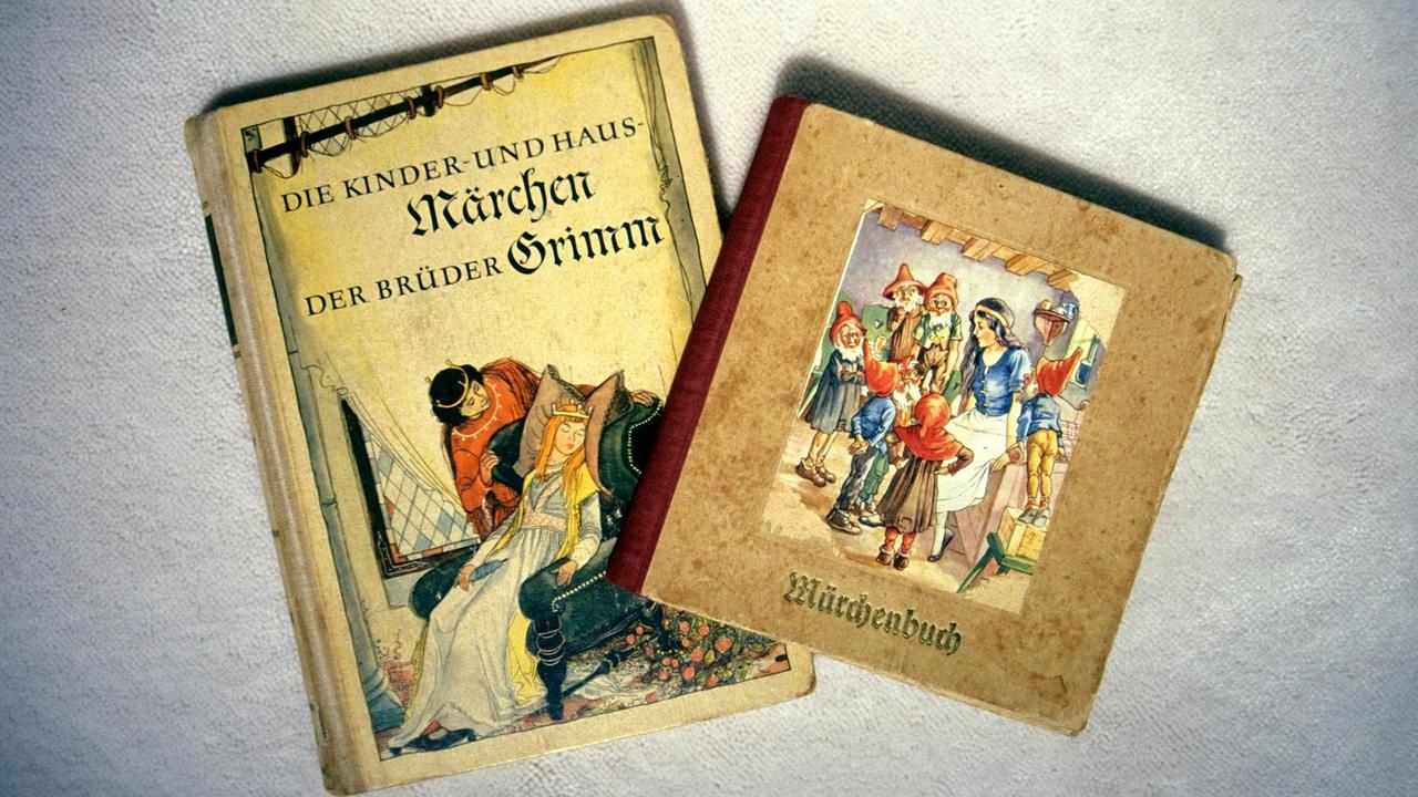 Zwei Buchausgaben von Grimms Märchen Zwei Buchausgaben von Grimms Märchen