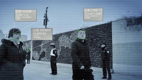 Eine Überwachungskamera erfasst automatisiert Gesichter und zeigt Informationen zu den erfassten Personen an.
