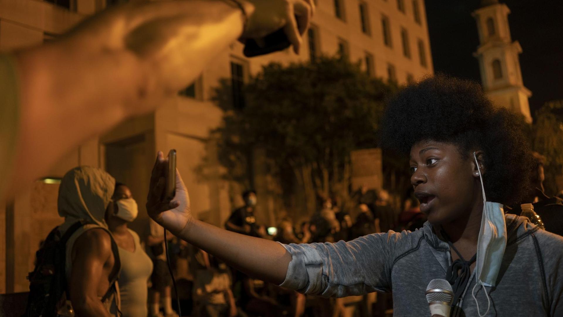 Eine Journalistikstudentin berichtet für ihre Studentenzeitung während einer George Floyd-Protestveranstaltung vor dem Weißen Haus am Mittwoch, 3. Juni 2020 in Washington. Eine Journalistikstudentin berichtet für ihre Studentenzeitung während einer George Floyd-Protestveranstaltung vor dem Weißen Haus am Mittwoch, 3. Juni 2020 in Washington.