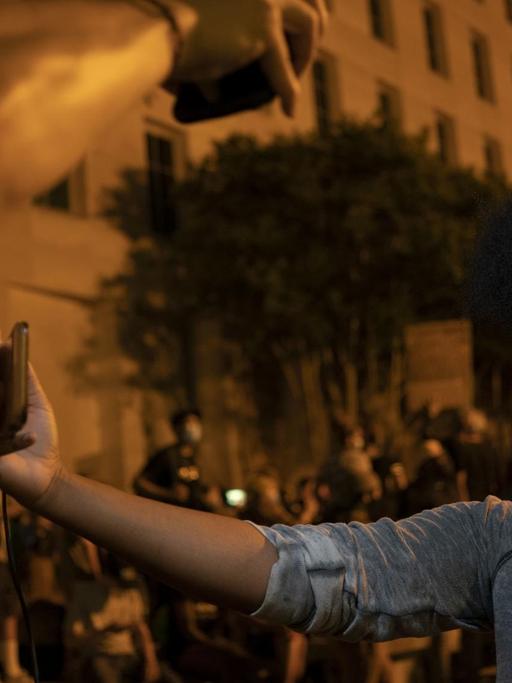 Eine Journalistikstudentin berichtet für ihre Studentenzeitung während einer George Floyd-Protestveranstaltung vor dem Weißen Haus am Mittwoch, 3. Juni 2020 in Washington.