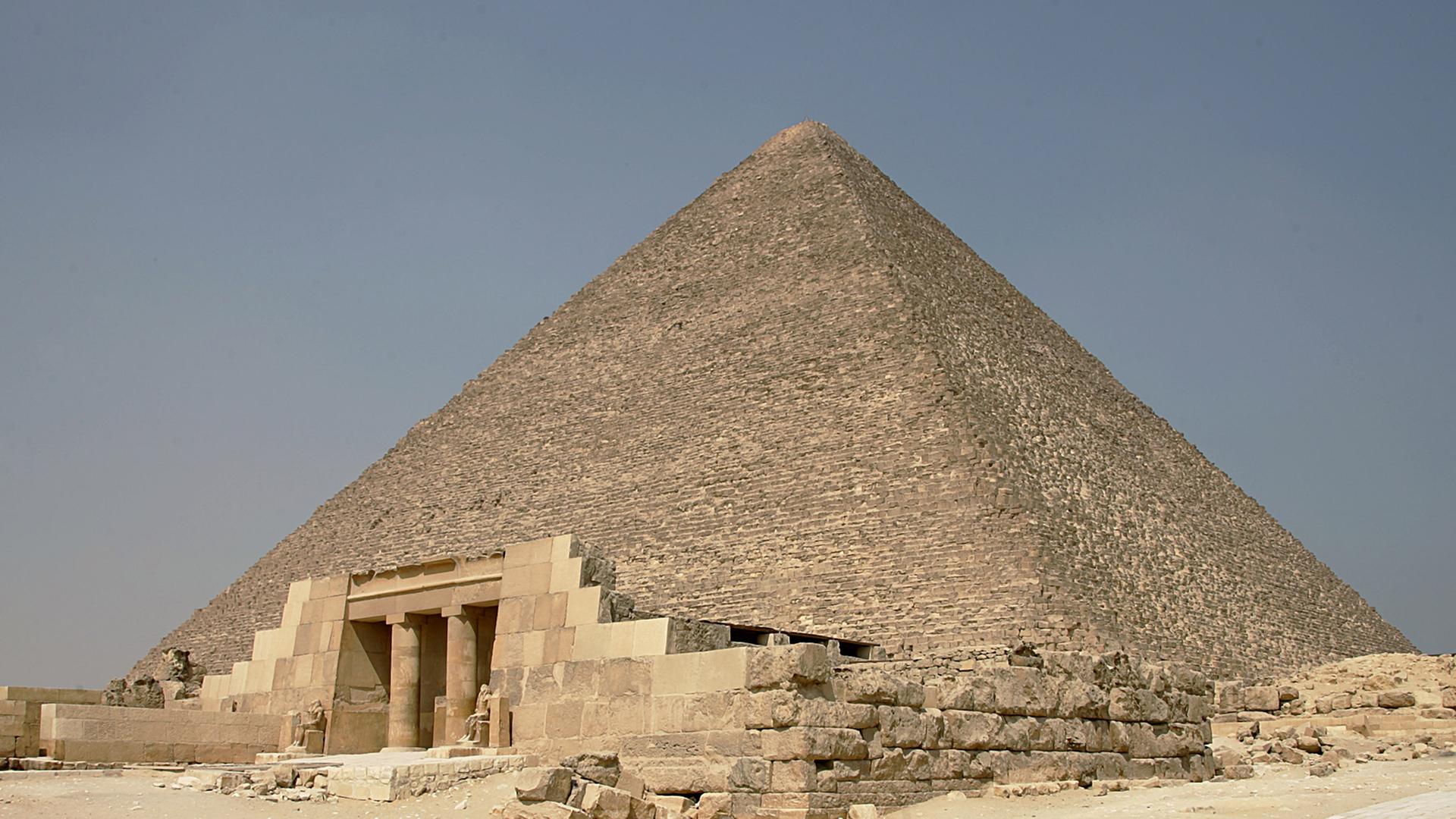 Die Cheops-Pyramide ist die älteste und größte der drei Pyramiden von Gizeh und wird deshalb auch als Große Pyramide bezeichnet. Sie ist die höchste Pyramide der Welt.