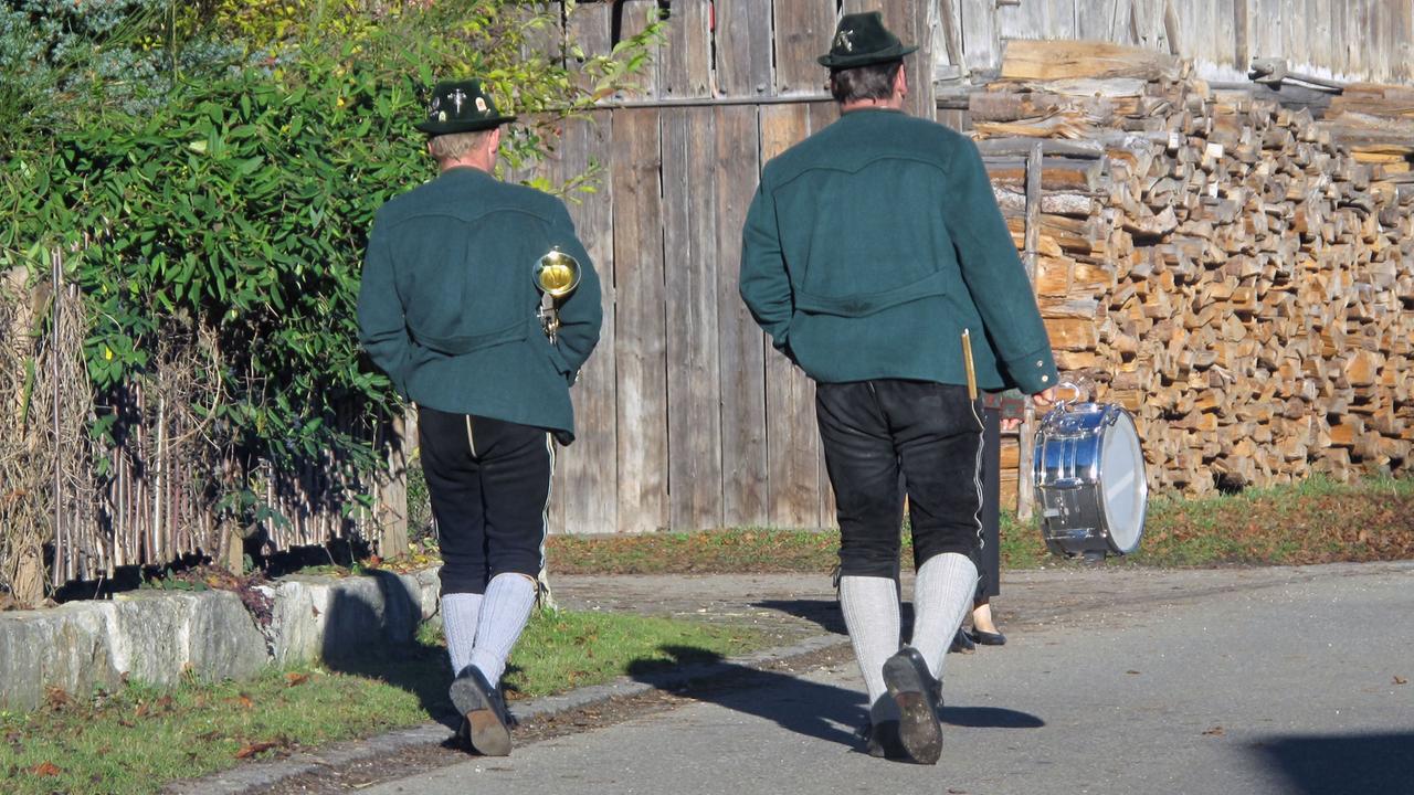 Nach dem Platzkonzert der Freiwilligen Feuerwehr in Schöffau im Allgäu machen sich zwei Musiker auf den Heimweg. Nach dem Platzkonzert der Freiwilligen Feuerwehr in Schöffau im Allgäu machen sich zwei Musiker auf den Heimweg.