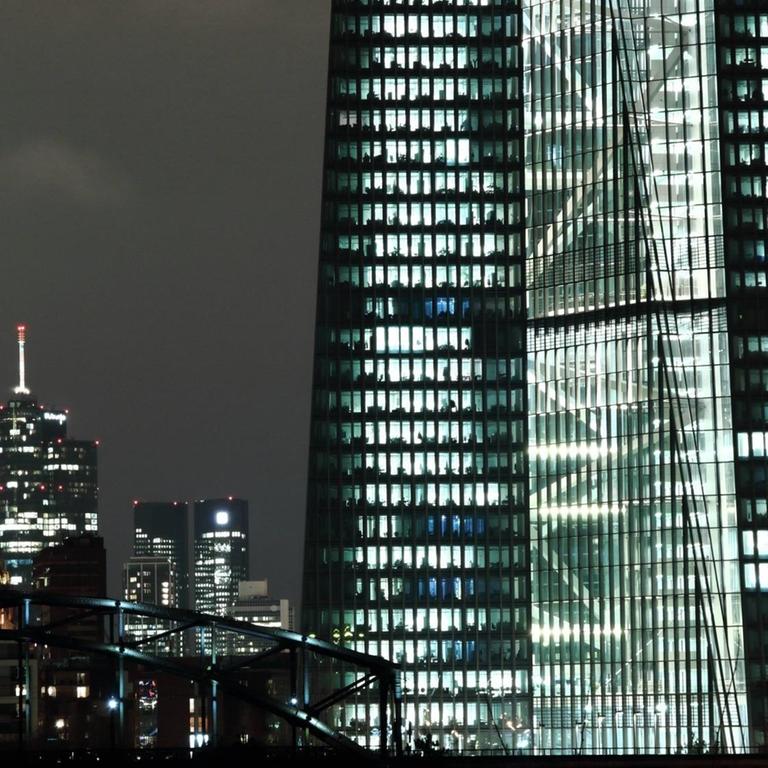 EZB in Frankfurt bei Nacht