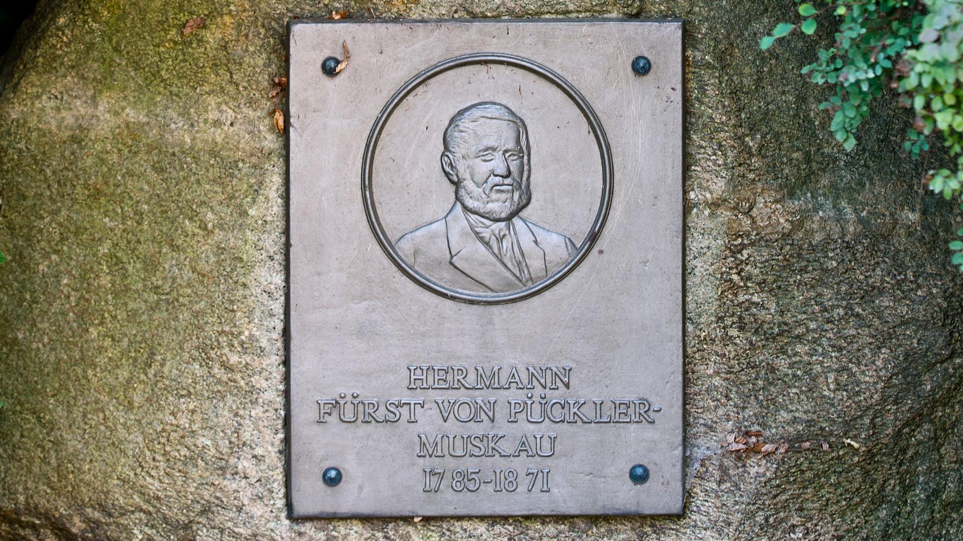 Eine Bronzeplatte erinnert an Hermann Fürst von Pückler-Muskau (1785-1871) nahe dem Neuen Schloss im Muskauer Park, aufgenommen am 29.08.2013 in Bad Muskau.