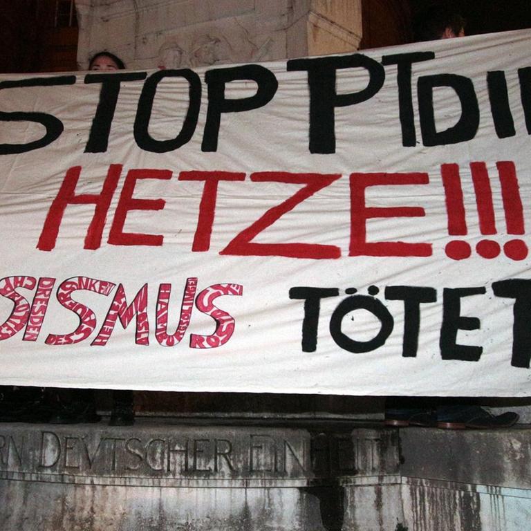 Auf einem Plakat während einer Mahnwache steht: Stoppt die Hetze! Rassismus tötet!