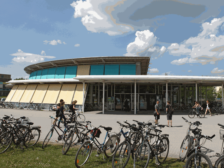 Blick auf das Audimax der Uni Bayreuth