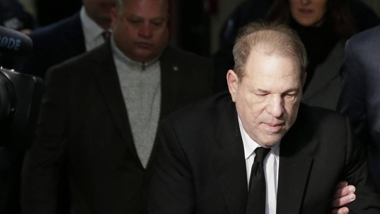 Der Filme-Macher Harvey Weinstein im Anzug auf dem Weg zum Gericht.