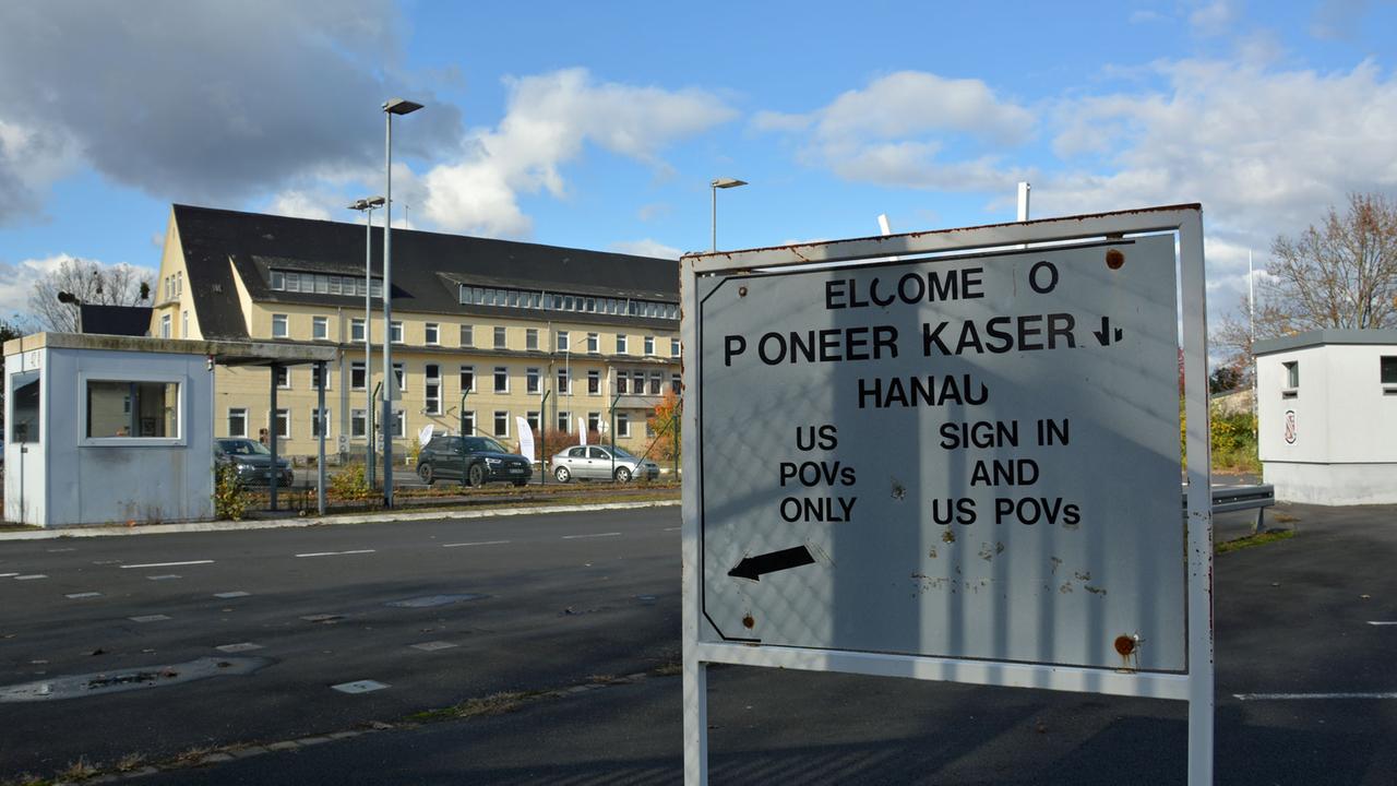 Ein Schild steht am 27.10.2017 am Tor der Pioneer-Kaserne in Hanau (Hessen). Die größte einst von der US-Armee genutzte Kaserne präsentiert sich verlassen und verkommen. Die Stadt Hanau will das große Gebiet zu neuem Leben erwecken. In vier bis fünf Jahren soll hier ein Wohnquartier für 5000 Menschen entstehen. Ein Schild steht am 27.10.2017 am Tor der Pioneer-Kaserne in Hanau (Hessen). Die größte einst von der US-Armee genutzte Kaserne präsentiert sich verlassen und verkommen. Die Stadt Hanau will das große Gebiet zu neuem Leben erwecken. In vier bis fünf Jahren soll hier ein Wohnquartier für 5000 Menschen entstehen.