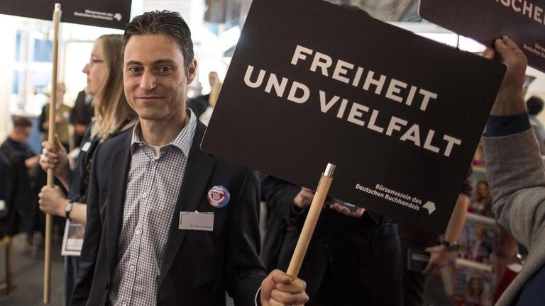Meron Mendel, Direktor Bildungsstätte Anne Frank, mit Transparent "Freiheit und Vielfalt" auf der Frankfurter Buchmesse 2017 bei der Demo "Für Freiheit und Vielfalt gegen Rassismus" gegen den Stand Antaios-Verlag. Meron Mendel, Direktor Bildungsstätte Anne Frank, mit Transparent "Freiheit und Vielfalt" auf der Frankfurter Buchmesse 2017 bei der Demo "Für Freiheit und Vielfalt gegen Rassismus" gegen den Stand Antaios-Verlag.