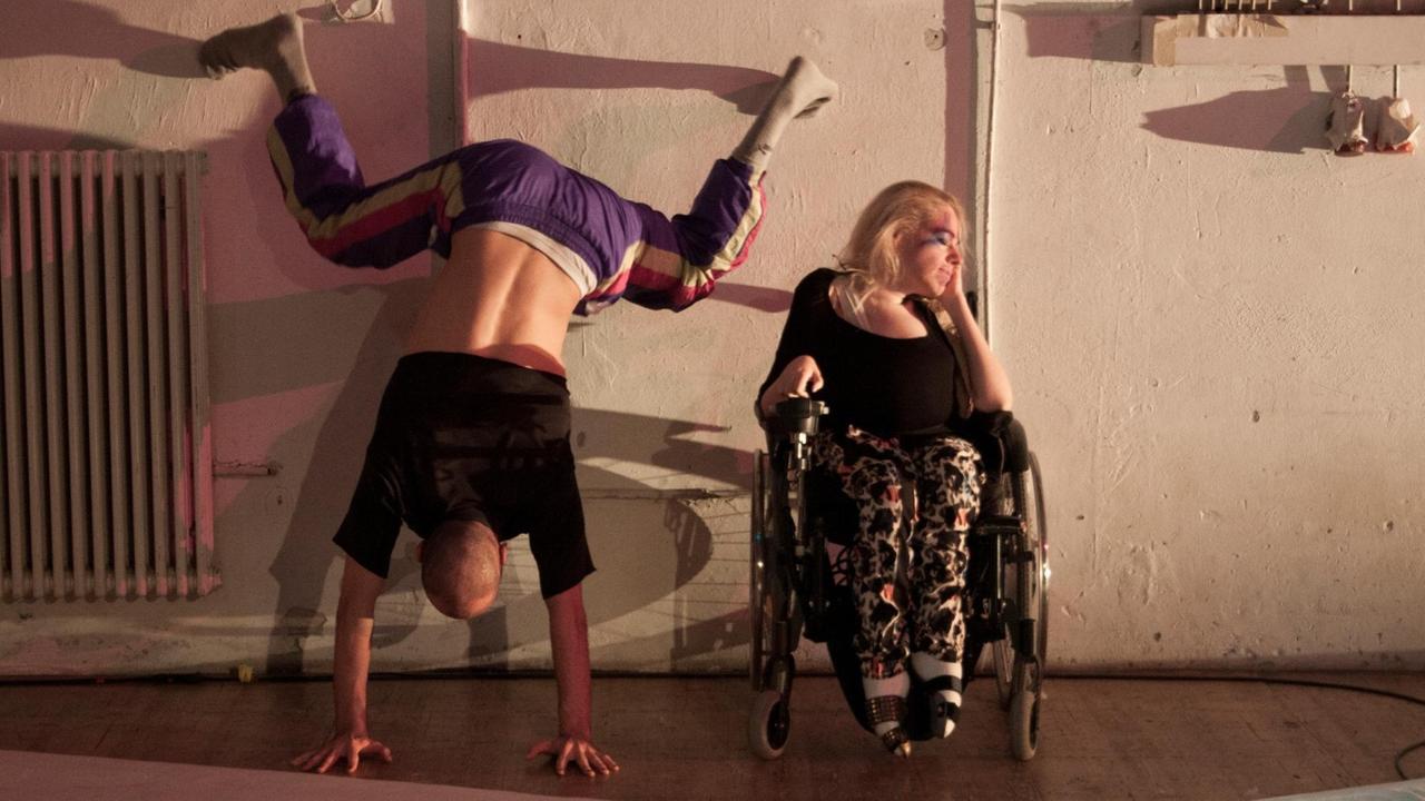 Auch dieses Bild zeigt Paweł Duduś und Lucy Wilke in dem Stück „Scores that shaped our friendship”. Auch dieses Bild zeigt Paweł Duduś und Lucy Wilke in dem Stück „Scores that shaped our friendship”.