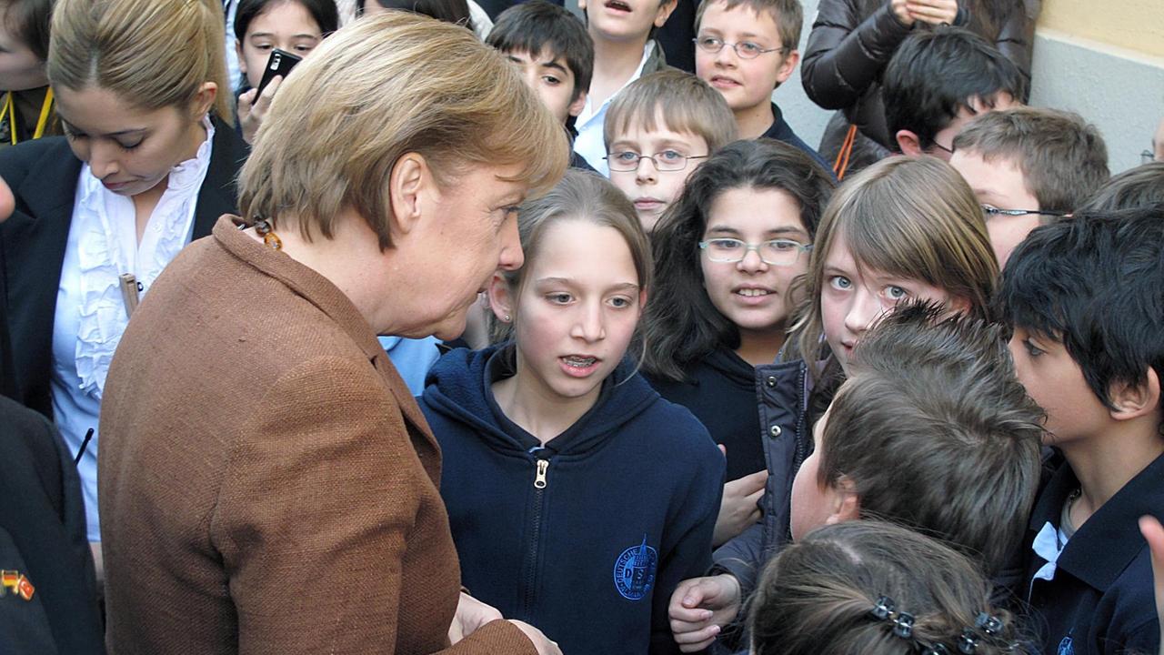 Bundeskanzlerin Angela Merkel unterhält sich mit Schülerinnen und Schülern der deutschen Alman Lisesi-Schule in Istanbul am 30. März 2010