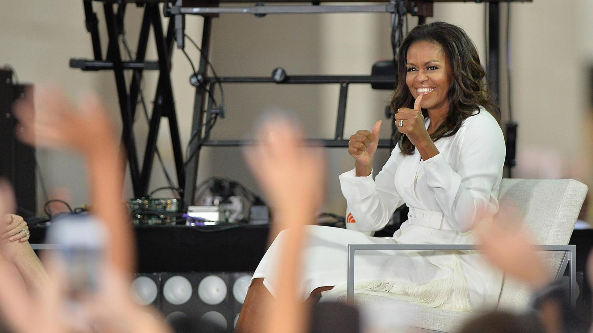 Michelle Obama während eines Fernsehauftritts in der NBC Today Show am 11. Oktober 2018 winkt Fans zu. Michelle Obama während eines Fernsehauftritts in der NBC Today Show am 11. Oktober 2018 winkt Fans zu.