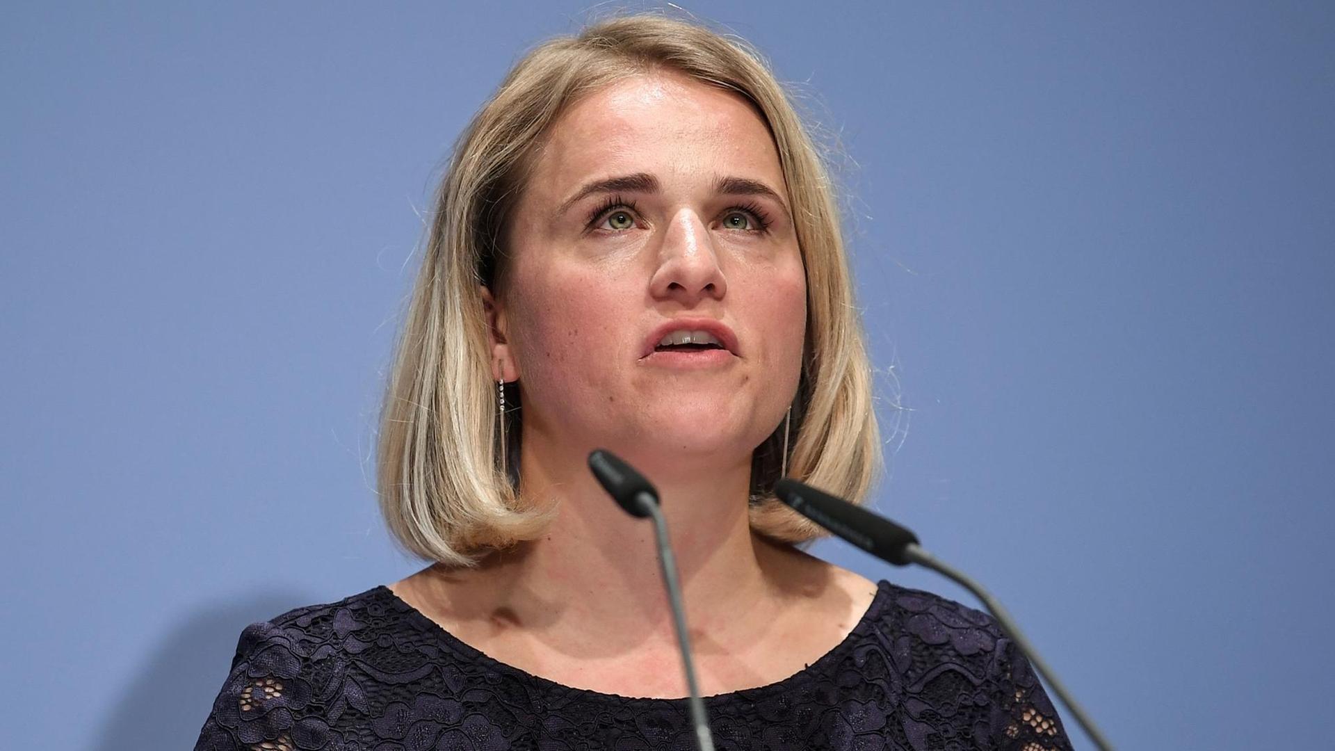 Porträt von Verena Bentele, Präsidentin des Sozialverbandes VdK. Sie trägt ein schwarzes Oberteil und spricht, hinter ihr eine blaugraue Wand. Porträt von Verena Bentele, Präsidentin des Sozialverbandes VdK. Sie trägt ein schwarzes Oberteil und spricht, hinter ihr eine blaugraue Wand.