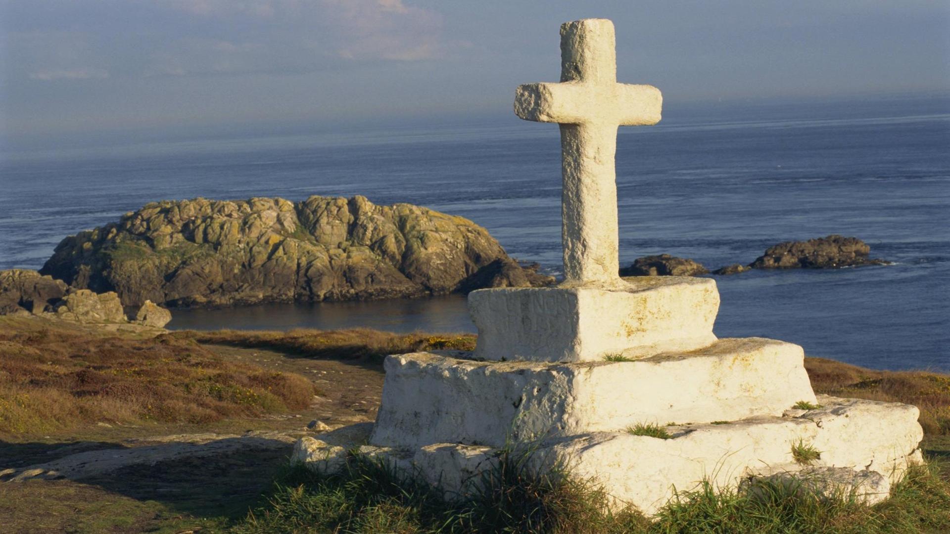 Penn-Arlan- und St.-Paul-Kreuz an der Küste der Insel Ouessant.