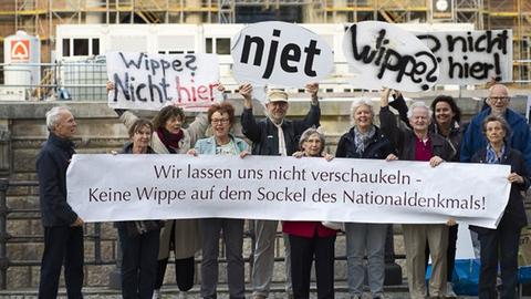 Protest gegen das geplante Einheitsdenkmal vor dem zukünftigen Humboldtforum, dem Nachbau des Berliner Stadtschlosses