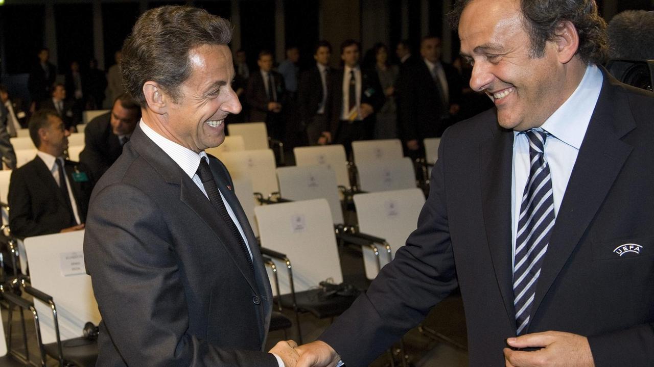 Nicolas Sarkozy (l) gibt Michel Platini (r) die Hand. | Nicolas Sarkozy (l) gibt Michel Platini (r) die Hand. |