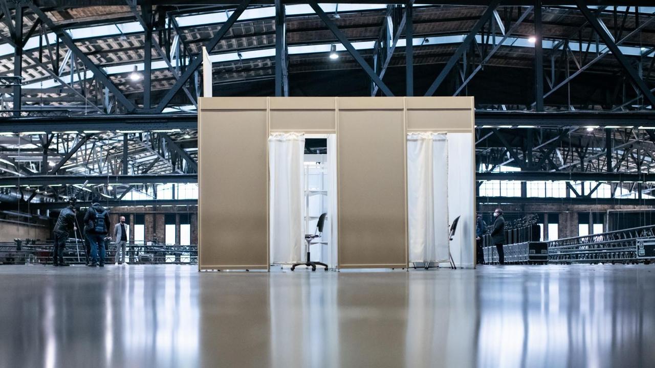 Vier Muster-Impfkabinen stehen bisher im zukünftigen Impfzentrum in der Arena Berlin in Treptow. In Berlin entstehen derzeit sechs Impfzentren. Die Zulassung von Corona-Impfstoffen in Europa steht allerdings noch aus. Vier Muster-Impfkabinen stehen bisher im zukünftigen Impfzentrum in der Arena Berlin in Treptow. In Berlin entstehen derzeit sechs Impfzentren. Die Zulassung von Corona-Impfstoffen in Europa steht allerdings noch aus.
