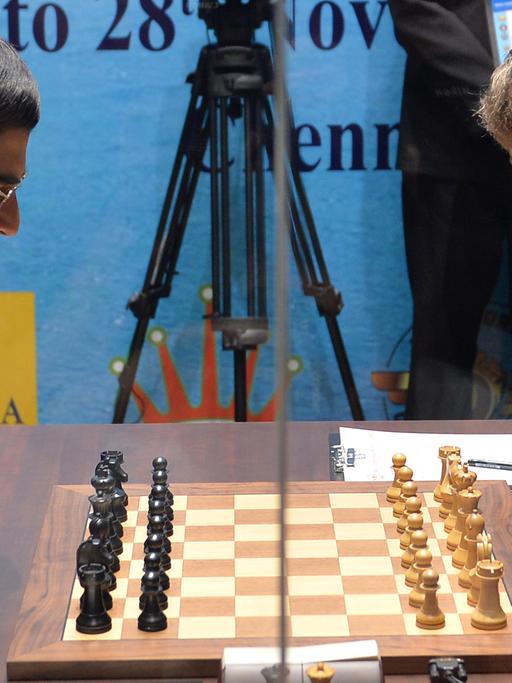 Der Inder Viswanathan Anand (l.) und der Norweger Magnus Carlsen bei den 10. Schach-Weltmeisterschaften in Chennai im Jahr 2013.