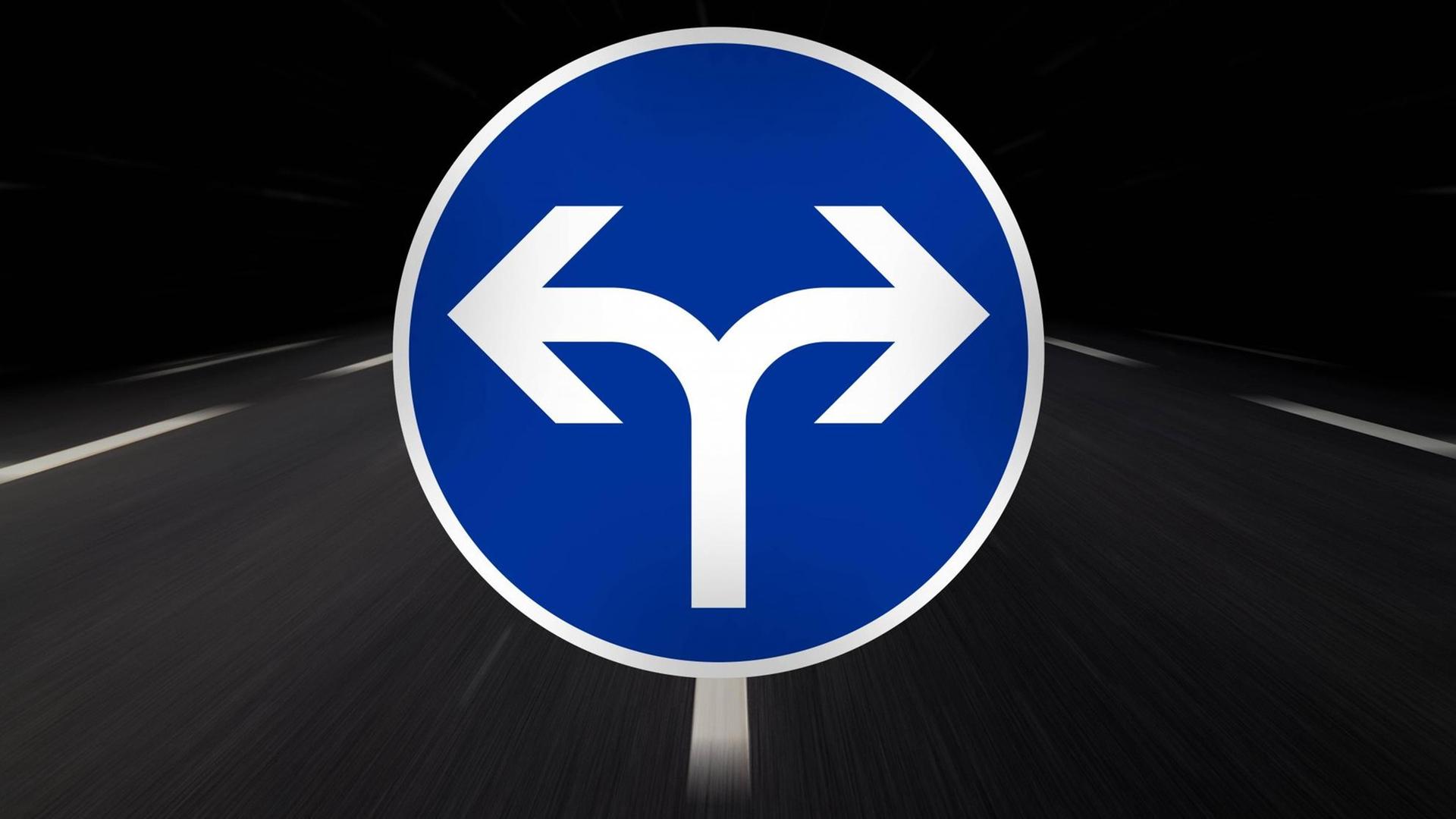 Ein blaues rundes Verkehrsschild mit einem weißen Pfeil, der nach links zeigt, und einem Pfeil, der nach rechts zeigt. Ein blaues rundes Verkehrsschild mit einem weißen Pfeil, der nach links zeigt, und einem Pfeil, der nach rechts zeigt.