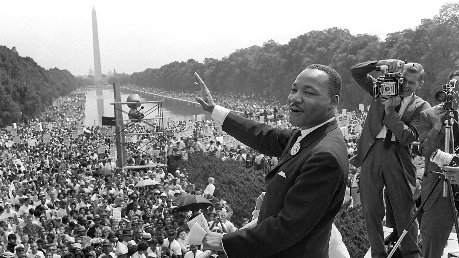 Martin Luther King am 28. August 1963 in Washington, D. C. winkt den Demonstranten zu. Martin Luther King am 28. August 1963 in Washington, D. C. winkt den Demonstranten zu.