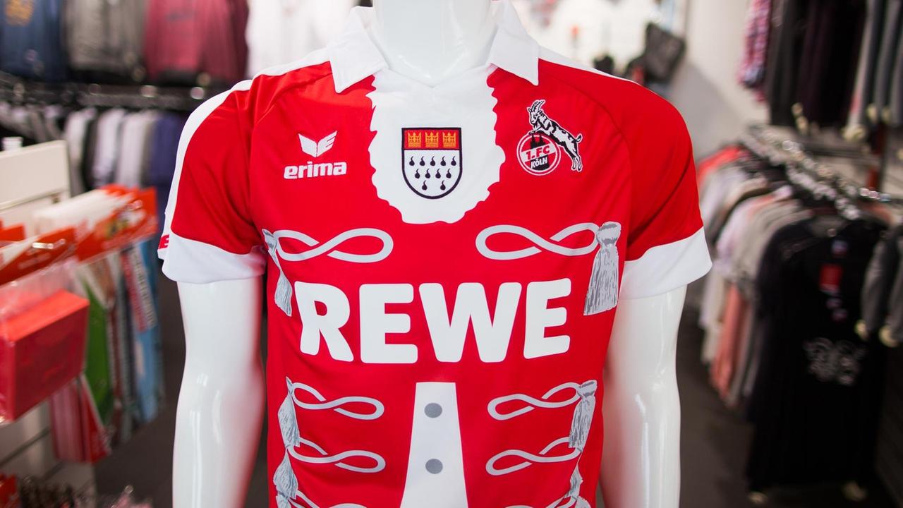 Das neue Karnevalstrikot des Fußball-Bundesligisten 1. FC Köln ist am 29.10.2015 im Fanshop am Geißbockheim in Köln (Nordrhein-Westfalen) zu sehen. Das im Internet kontrovers diskutierte Sondertrikot wird zum ersten Mal am 21. November in der Partie gegen den FSV Mainz 05 in der Bundesliga zum Einsatz kommen. Foto: Rolf Vennenbernd/dpa | Verwendung weltweit Das neue Karnevalstrikot des Fußball-Bundesligisten 1. FC Köln ist am 29.10.2015 im Fanshop am Geißbockheim in Köln (Nordrhein-Westfalen) zu sehen. Das im Internet kontrovers diskutierte Sondertrikot wird zum ersten Mal am 21. November in der Partie gegen den FSV Mainz 05 in der Bundesliga zum Einsatz kommen. Foto: Rolf Vennenbernd/dpa | Verwendung weltweit
