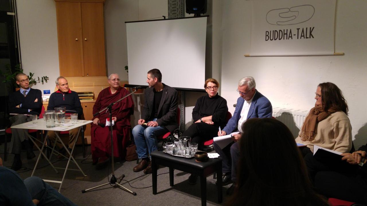 An der Podiumsdiskussionen über Machtmissbrauch in buddhistischen Gruppen haben Vertreter aller buddhistischen Richtungen teilgenommen An der Podiumsdiskussionen über Machtmissbrauch in buddhistischen Gruppen haben Vertreter aller buddhistischen Richtungen teilgenommen