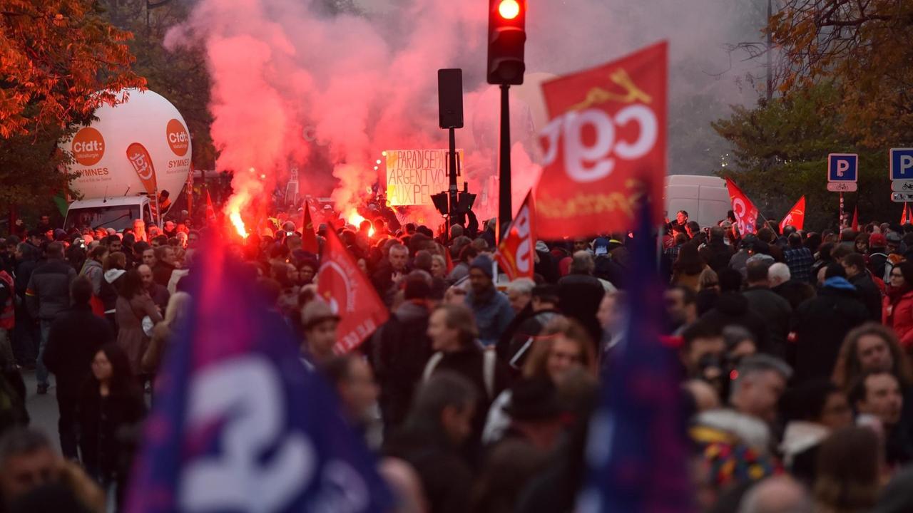 Demonstranten gehen als Teil landesweiter Proteste gegen die Arbeitsmarkt- und Sozialreformen der französischen Regierung am 16.11.2017 in Paris auf die Straße.