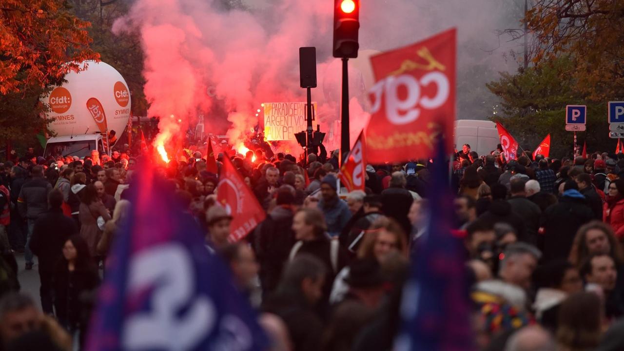 Demonstranten gehen als Teil landesweiter Proteste gegen die Arbeitsmarkt- und Sozialreformen der französischen Regierung am 16.11.2017 in Paris auf die Straße. Demonstranten gehen als Teil landesweiter Proteste gegen die Arbeitsmarkt- und Sozialreformen der französischen Regierung am 16.11.2017 in Paris auf die Straße.