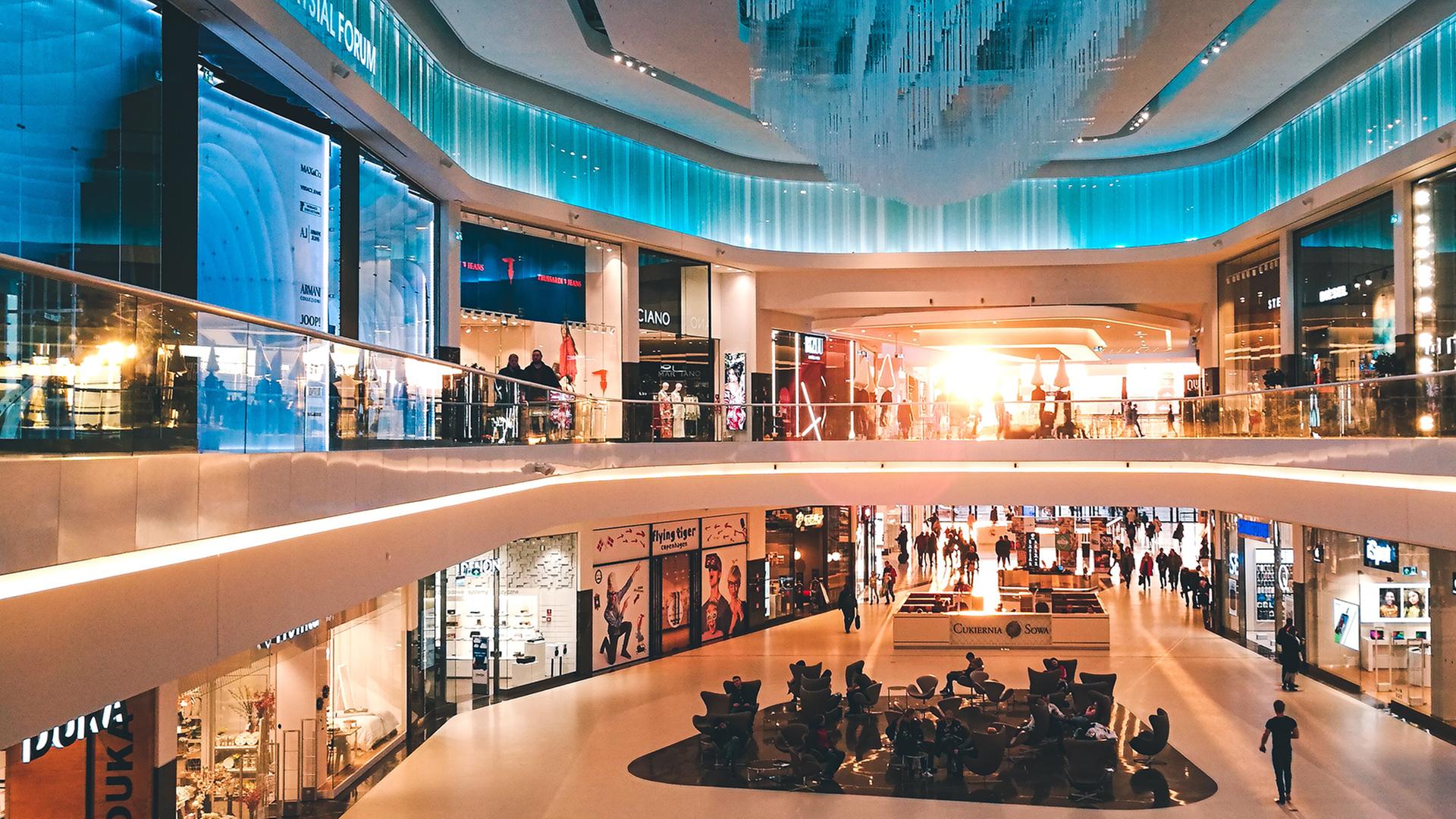 Blick in das bläulich illuminierte Atrium eines Einkaufszentrums