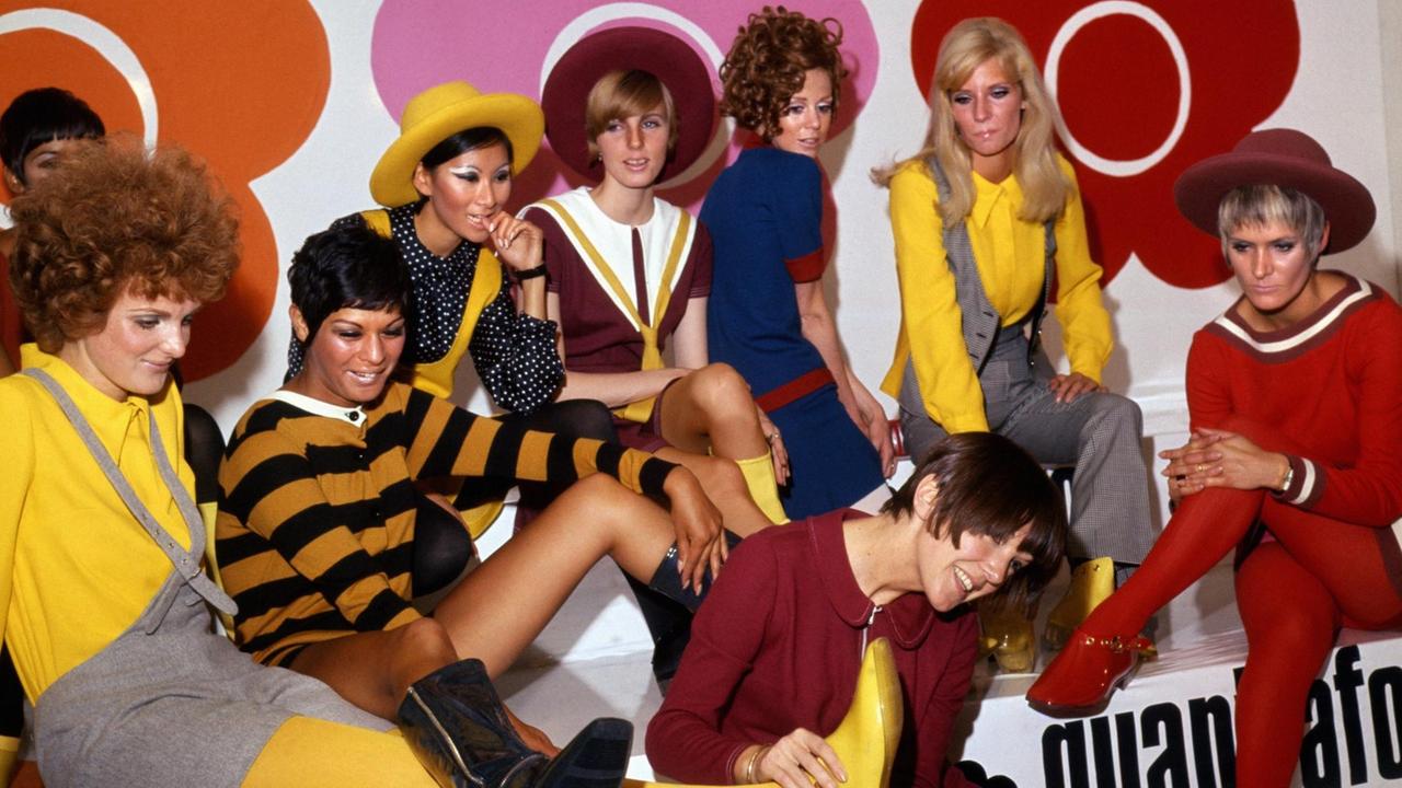 Mary Quant (vorn mi.) mit Models bei der Vorstellung ihrer Quant Afoot Footwear Collection am 1.8.1967 in London.
Mary Quant (vorn mi.) mit Models bei der Vorstellung ihrer Quant Afoot Footwear Collection am 1.8.1967 in London.
