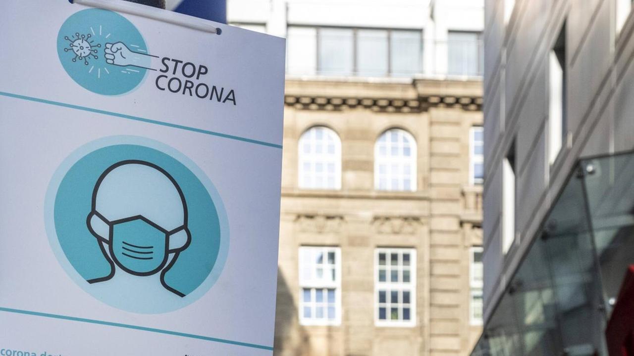 "Stop Corona" steht auf einem Hinweisschild in einer Fußgängerzone in der Innenstadt von Dortmund "Stop Corona" steht auf einem Hinweisschild in einer Fußgängerzone in der Innenstadt von Dortmund