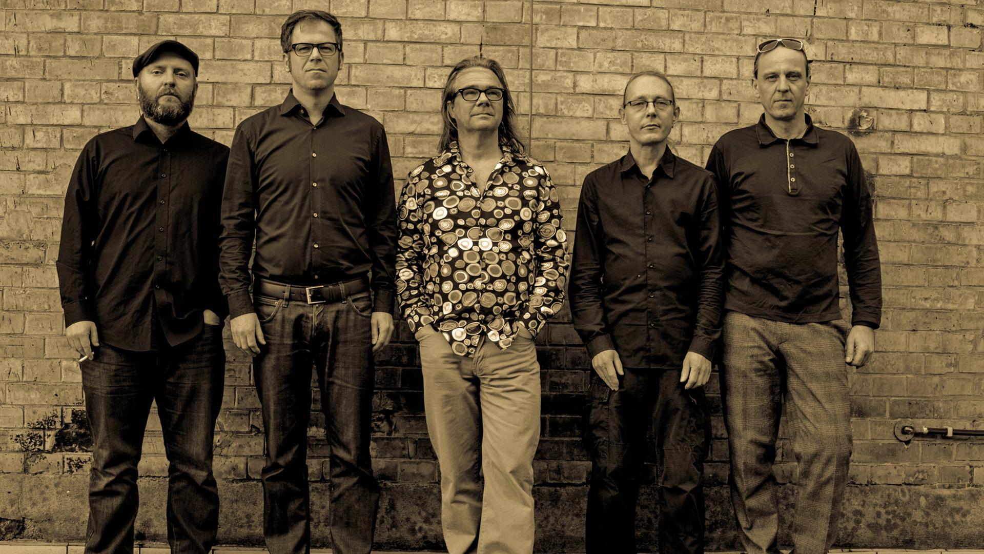 Fünf Leipziger Musiker um den Songwriter Raik Hessel: die Band Tempi Passati Fünf Leipziger Musiker um den Songwriter Raik Hessel: die Band Tempi Passati