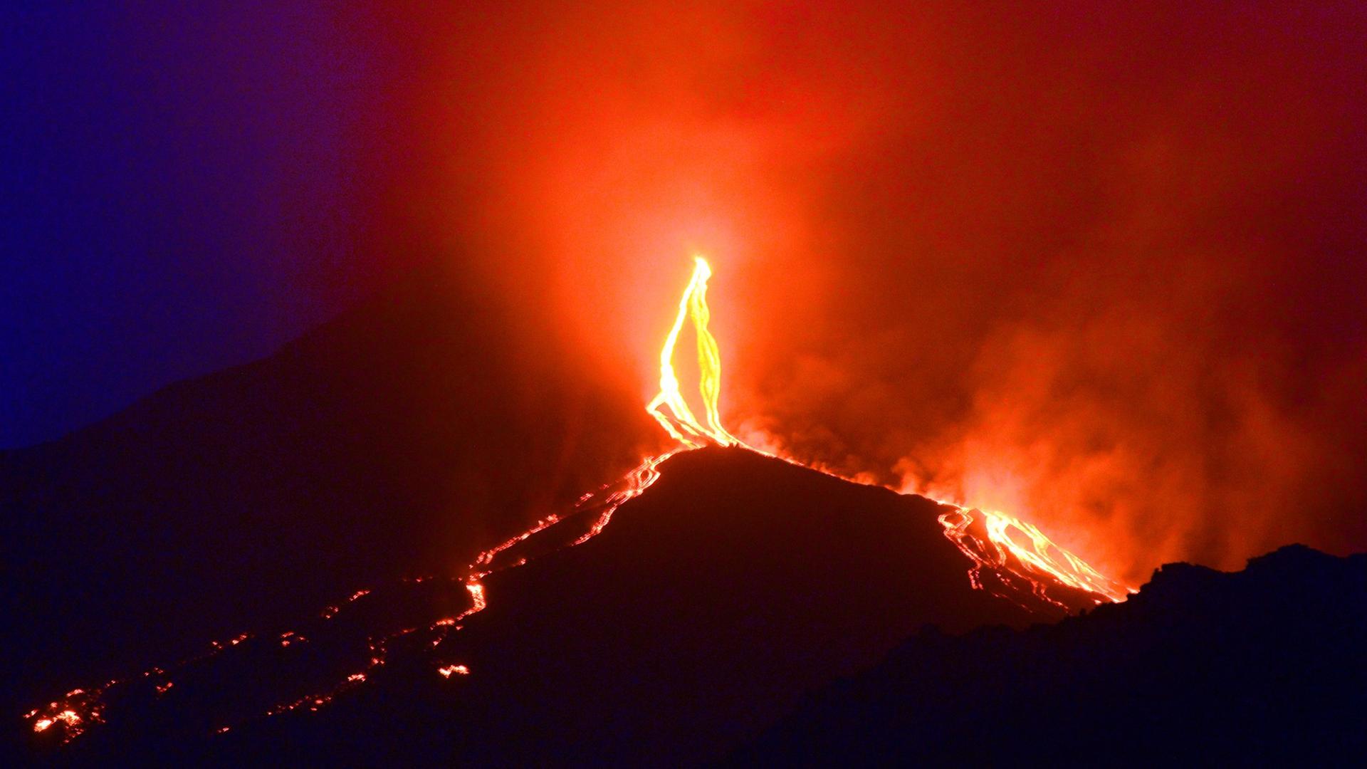 Im Sommer 2014 fließt Lava aus dem Vulkan Ätna. Im Sommer 2014 fließt Lava aus dem Vulkan Ätna.