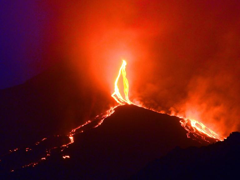 Im Sommer 2014 fließt Lava aus dem Vulkan Ätna.