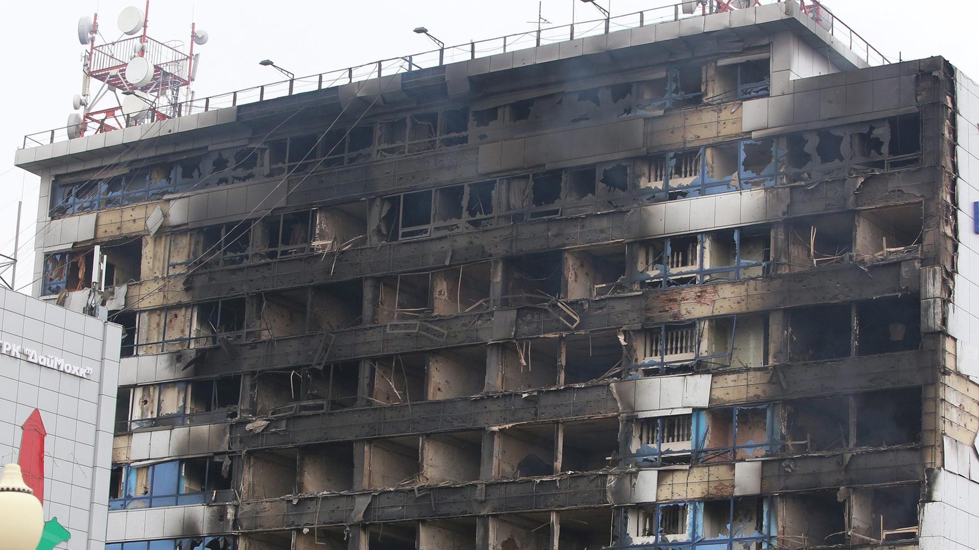 Das Haus der Presse in Grosny zeigt eine verkohlte und verrußte Front ohne Fenster Das Haus der Presse in Grosny zeigt eine verkohlte und verrußte Front ohne Fenster