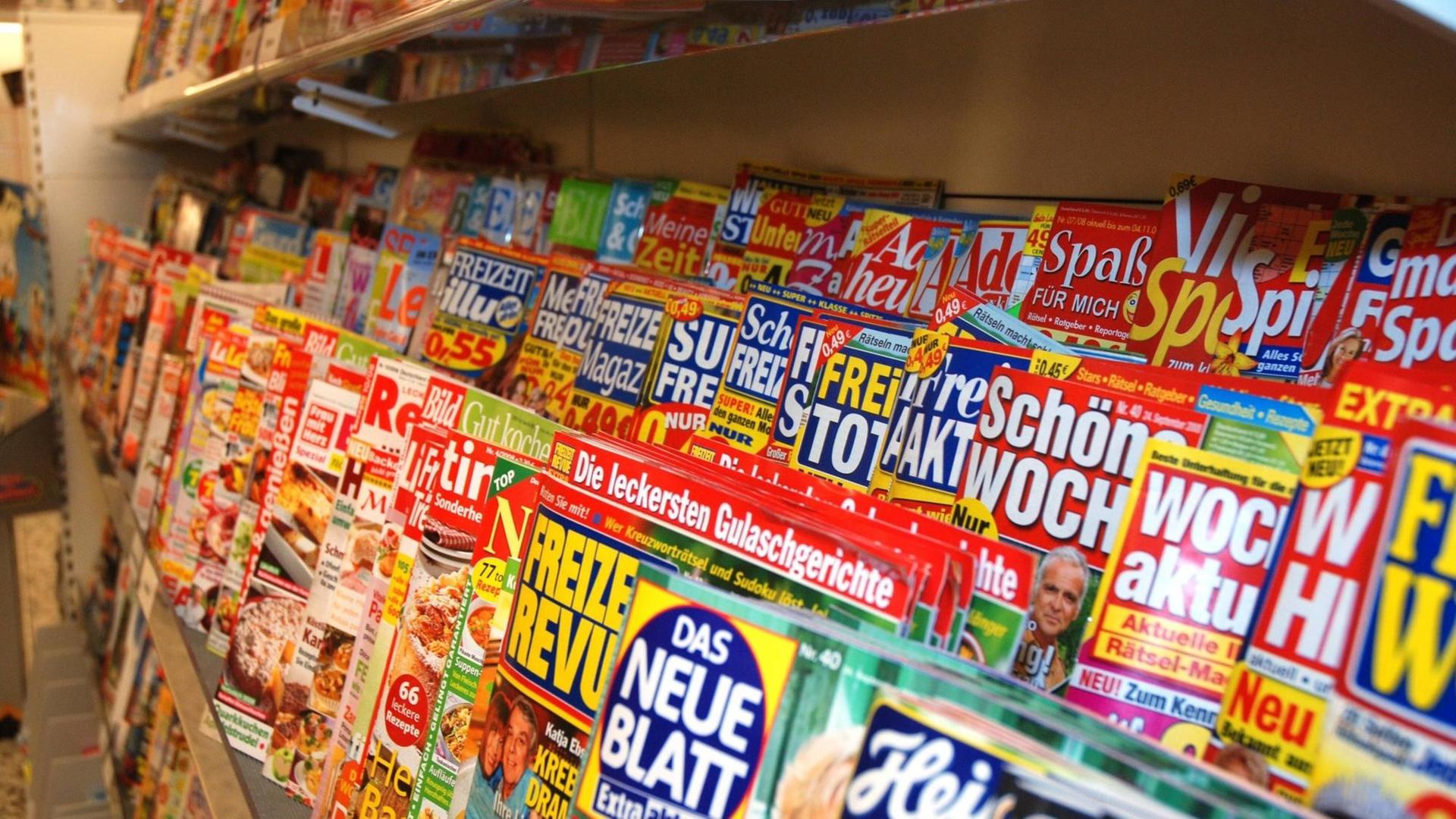 Illustrierte liegen in den Regalen eines Supermarkts Illustrierte liegen in den Regalen eines Supermarkts