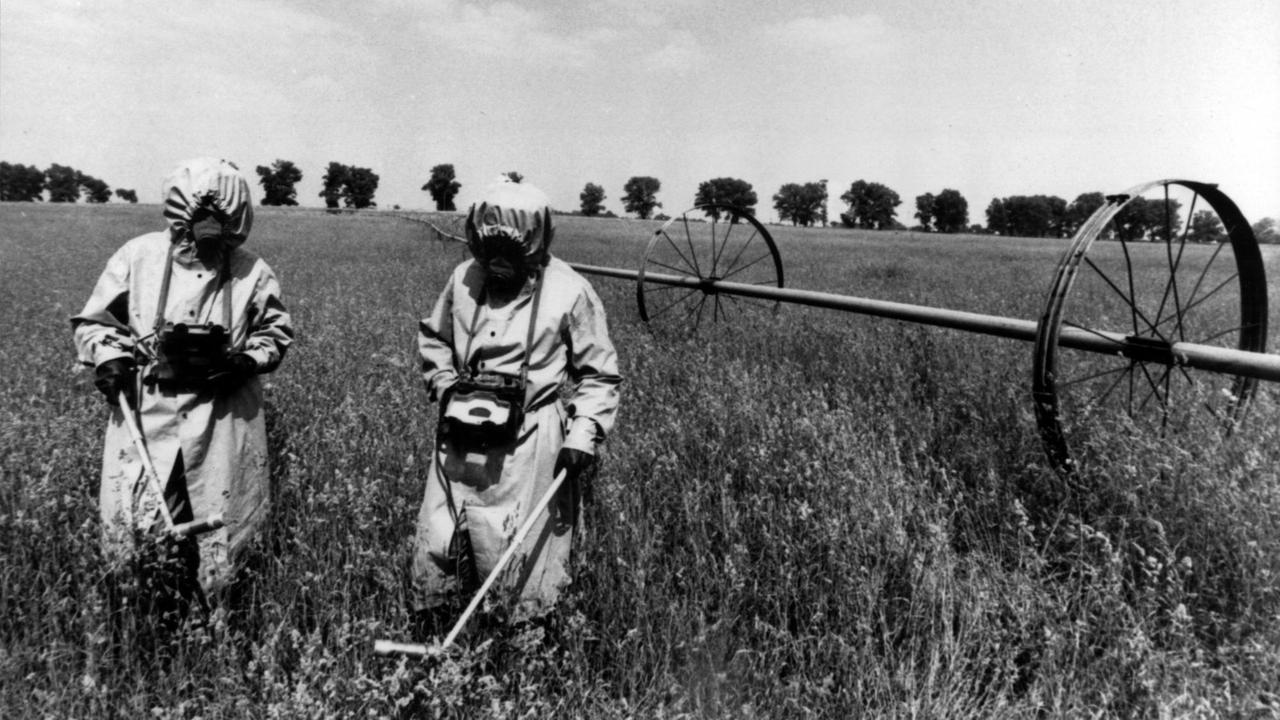 Spezialeinheiten beim Messen Radioaktivität im Mai 1986. Nach der Zerstörung des Kernkraftwerks wurde die Gegend 30 km um Tschernobyl zur Sicherheitszone erklärt. Spezialeinheiten beim Messen Radioaktivität im Mai 1986. Nach der Zerstörung des Kernkraftwerks wurde die Gegend 30 km um Tschernobyl zur Sicherheitszone erklärt.