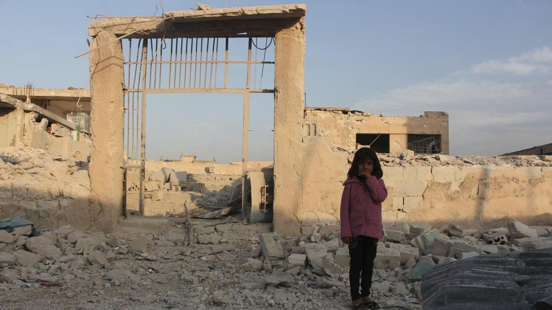 Foto zeigt das sieben Jahre alte syrische Mädchen Baraa, das vor ihrer zerstörten Schule in Idlib im Norden Syriens steht. (Archivbild) Foto zeigt das sieben Jahre alte syrische Mädchen Baraa, das vor ihrer zerstörten Schule in Idlib im Norden Syriens steht. (Archivbild)