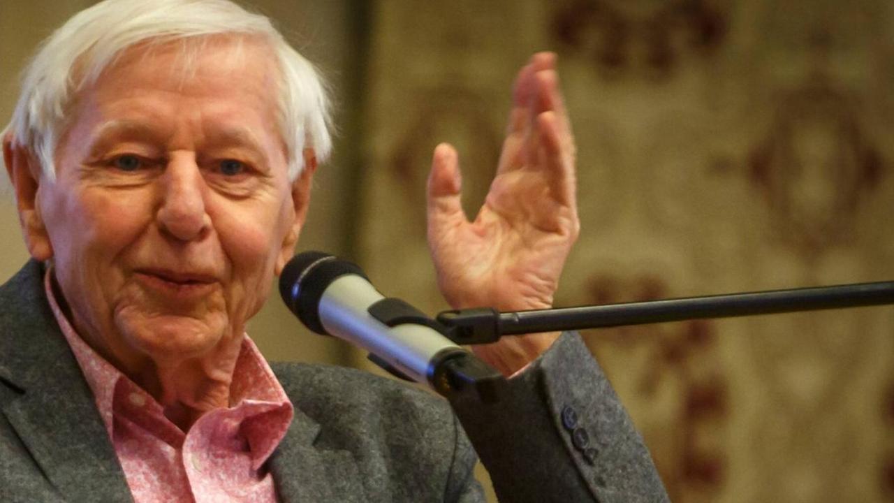 Der Schriftsteller Hans Magnus Enzensberger am 26.03.2017 im Theater Münster bei einem Gespräch. Der Schriftsteller Hans Magnus Enzensberger am 26.03.2017 im Theater Münster bei einem Gespräch.